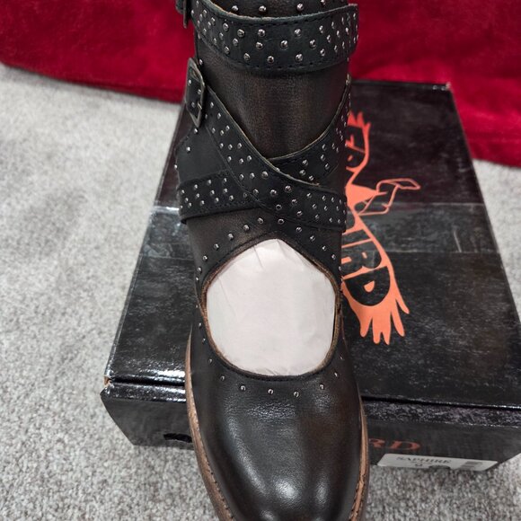 *Brand New* Gorgeous Freebird Saphire bootie with stud detail, size 9 - Picture 3 of 9